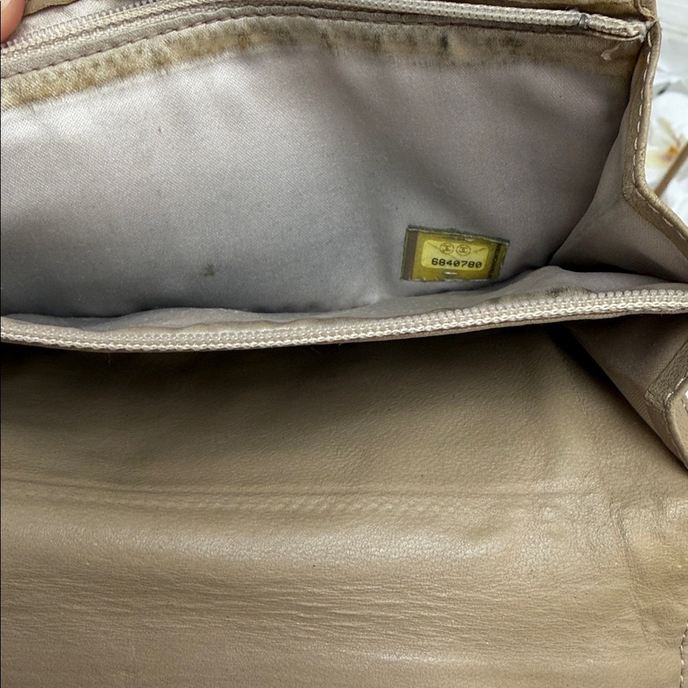 CHANEL Beige and Cream Quilted Logo Key & Card Holder - Picture 10 of 16